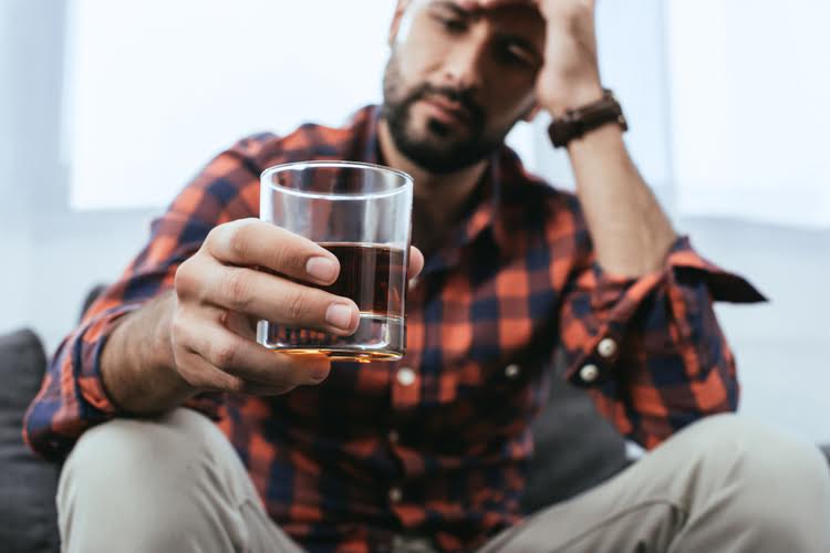 why does alcohol cause insomnia