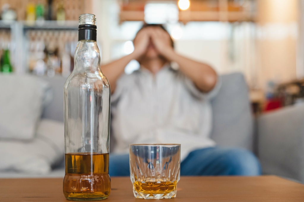 compare and contrast psychological dependence on alcohol and physiological dependence on alcohol.