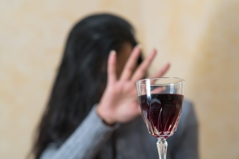 can you drink alcohol on blood thinners
